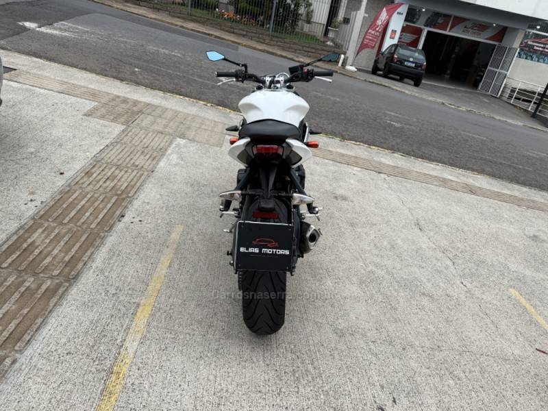 TRIUMPH - STREET TRIPLE 675 - 2016/2016 - Branca - R$ 32.000,00