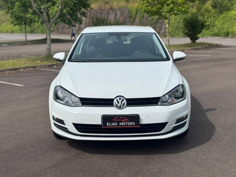 VOLKSWAGEN - GOLF - 2014/2015 - Branca - R$ 83.500,00