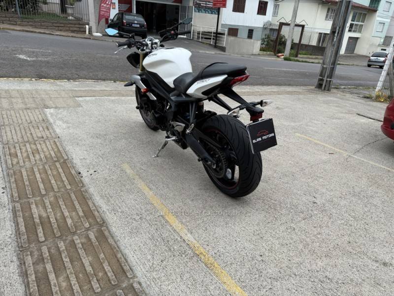 TRIUMPH - STREET TRIPLE 675 - 2016/2016 - Branca - R$ 32.000,00