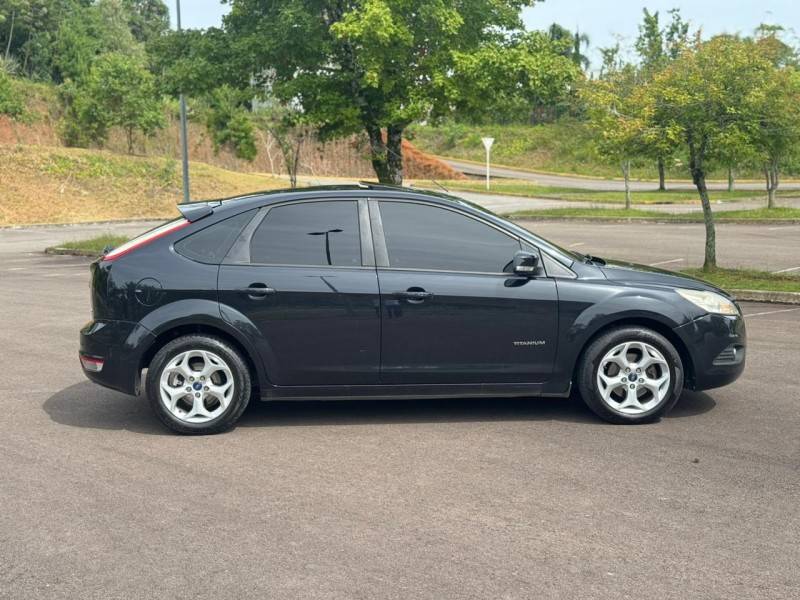 FORD - FOCUS - 2011/2012 - Preta - R$ 47.000,00