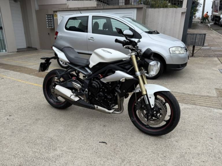 TRIUMPH - STREET TRIPLE 675 - 2016/2016 - Branca - R$ 32.000,00