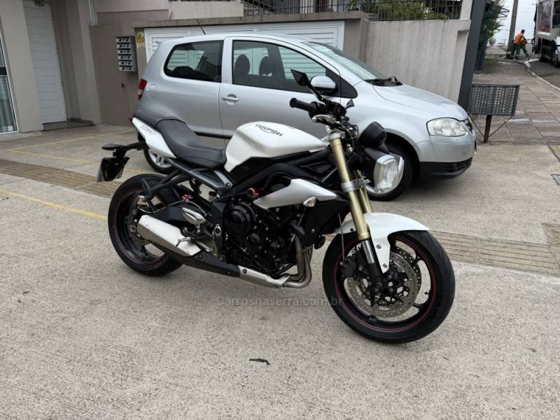 TRIUMPH - STREET TRIPLE 675 - 2016/2016 - Branca - R$ 32.000,00