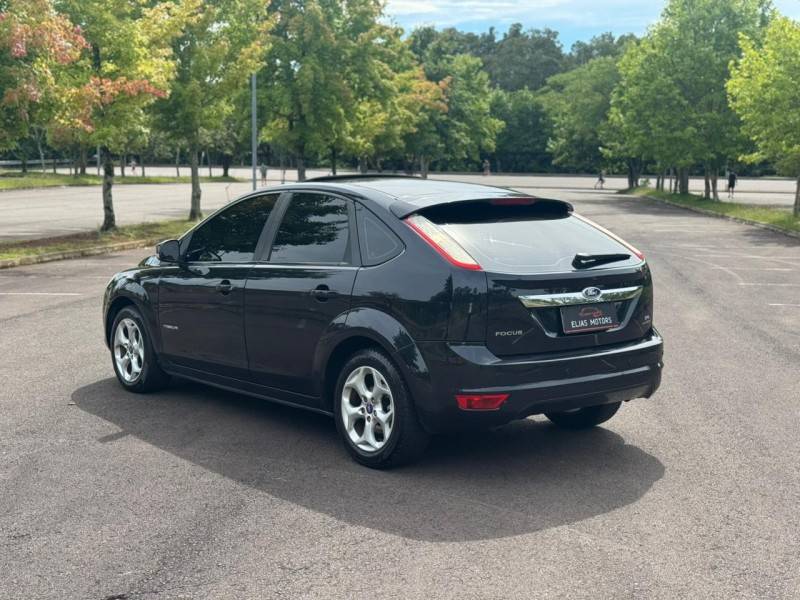 FORD - FOCUS - 2011/2012 - Preta - R$ 47.000,00