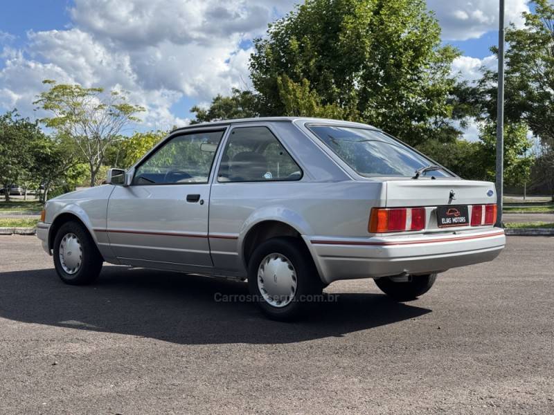 FORD - ESCORT - 1995/1995 - Cinza - R$ 20.000,00
