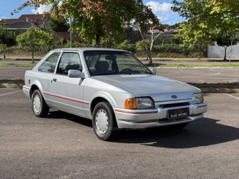 FORD - ESCORT - 1995/1995 - Cinza - R$ 20.000,00